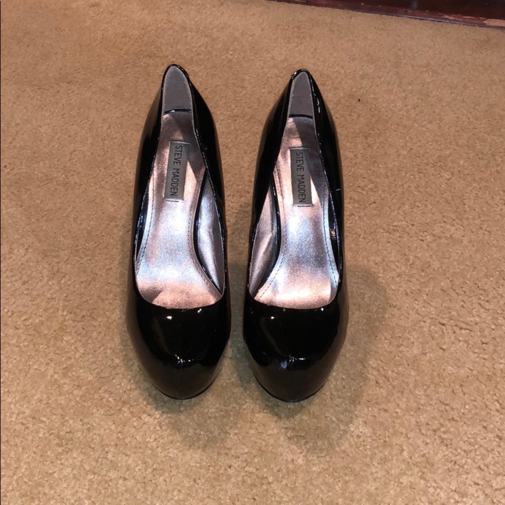 Steve Madden black pump heel
